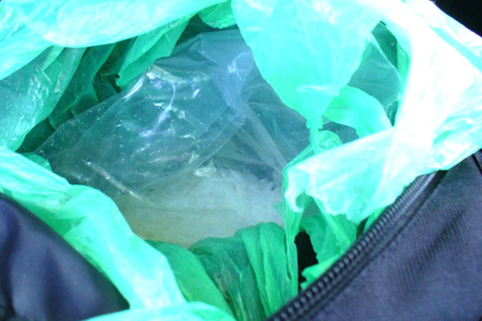 Hehlerware und weitere Crystalmengen wurden bei Durchsuchungen von Wohnungen und einer Lagerhalle entdeckt.