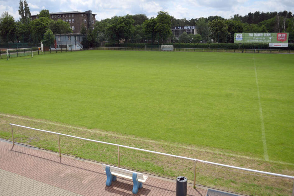 Nach einer Streikankündigung der Schiedsrichter wegen zunehmender Gewalt auf Berliner Fußballplätzen hat der Verband in der Hauptstadt alle unterklassigen Partien an diesem Wochenende abgesagt.