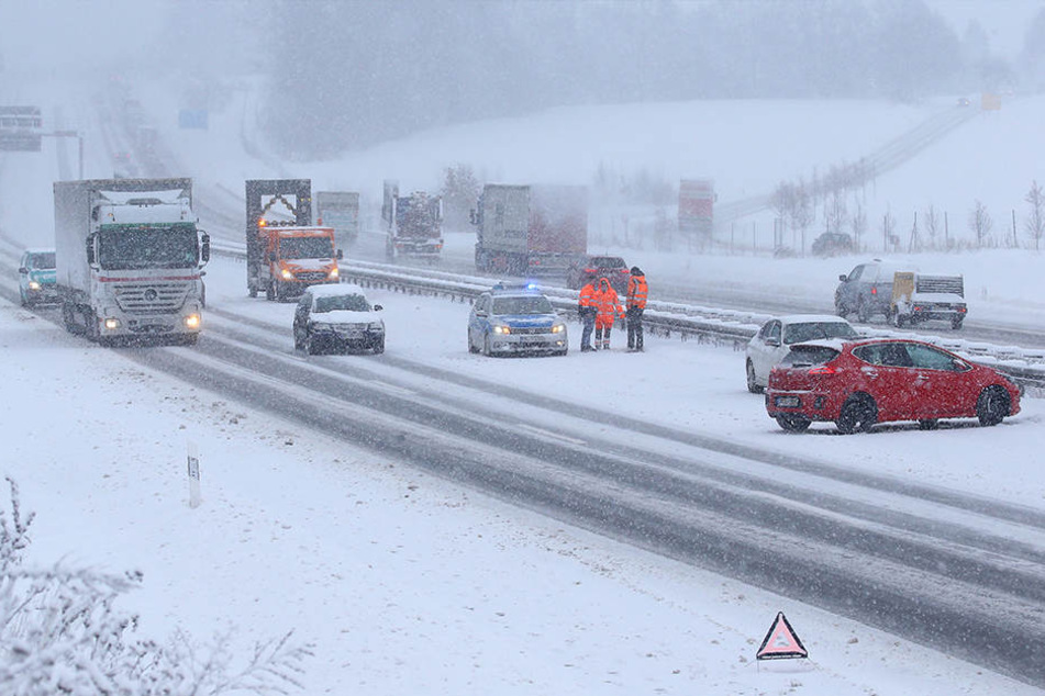 Schnee und Glätte sorgen für Chaos rund um Chemnitz - TAG24