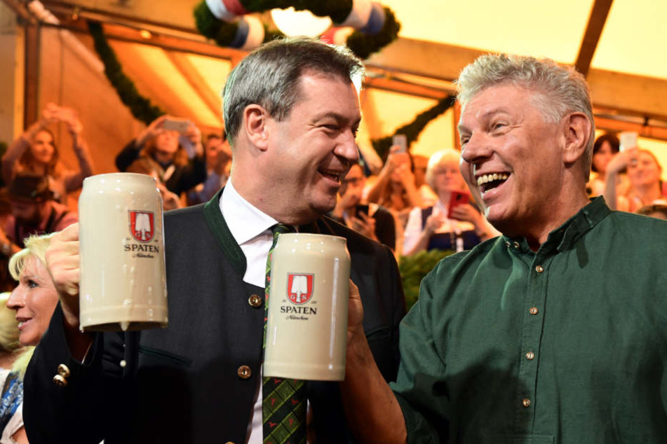 Ministerpräsident Markus Söder (l, CSU) und Oberbürgermeister Dieter Reiter (SPD) waren zufrieden mit dem Fassanstich.