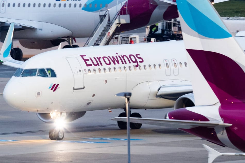 Der Flieger (Symbolbild) musste zurückkehren und wieder in Düsseldorf landen.