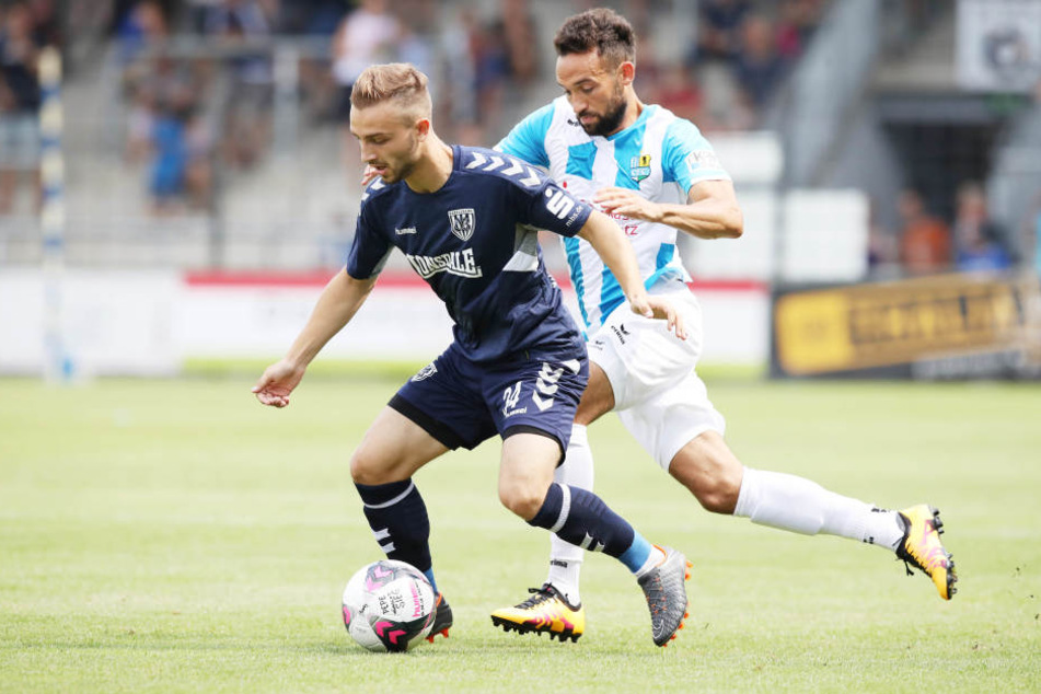 Tobias Dombrowa (l.) im Zweikampf mit Fabian Müller (r.).