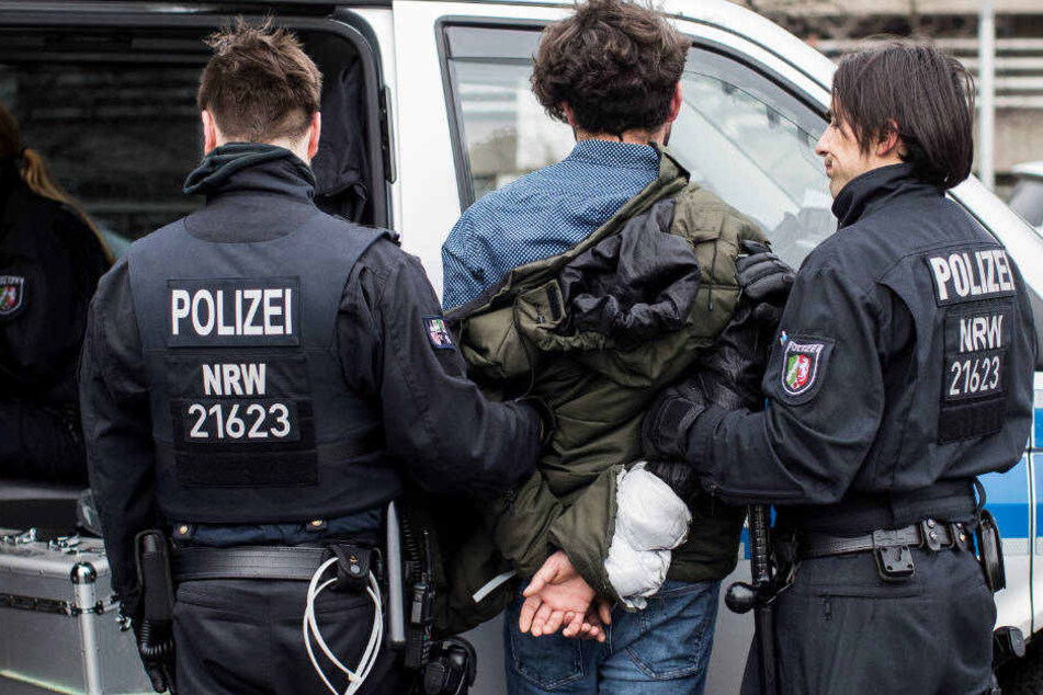 Festnahme bei der kurdischen Demonstration am Düsseldorfer Flughafen.