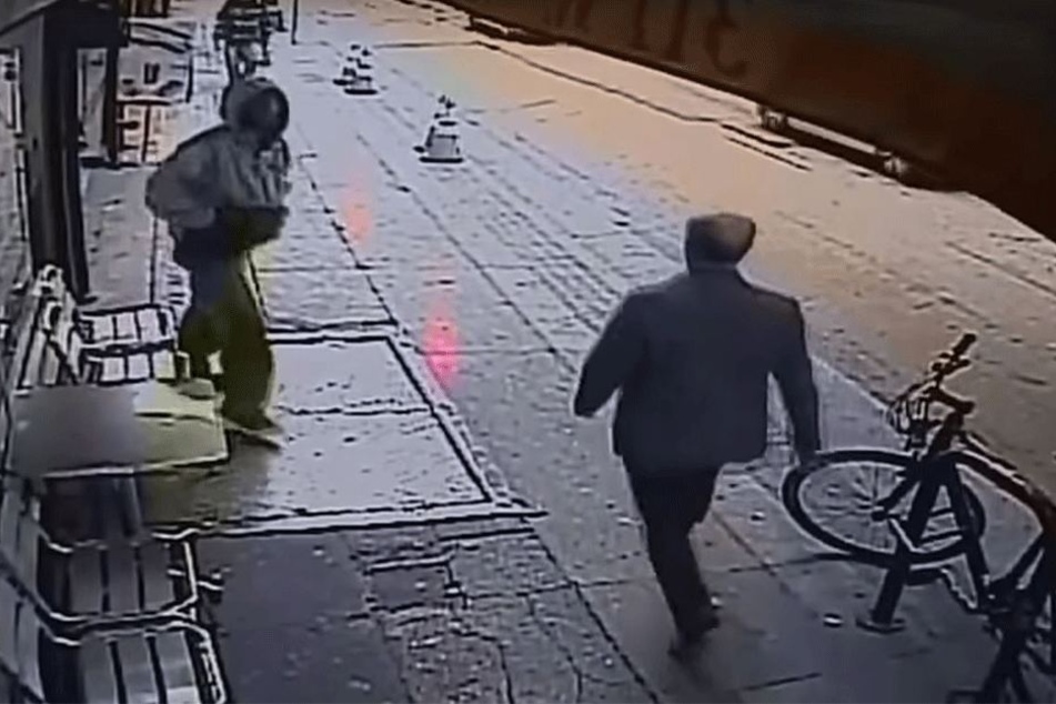 Völlig unbedarft ging der Passant seinen Weg.
