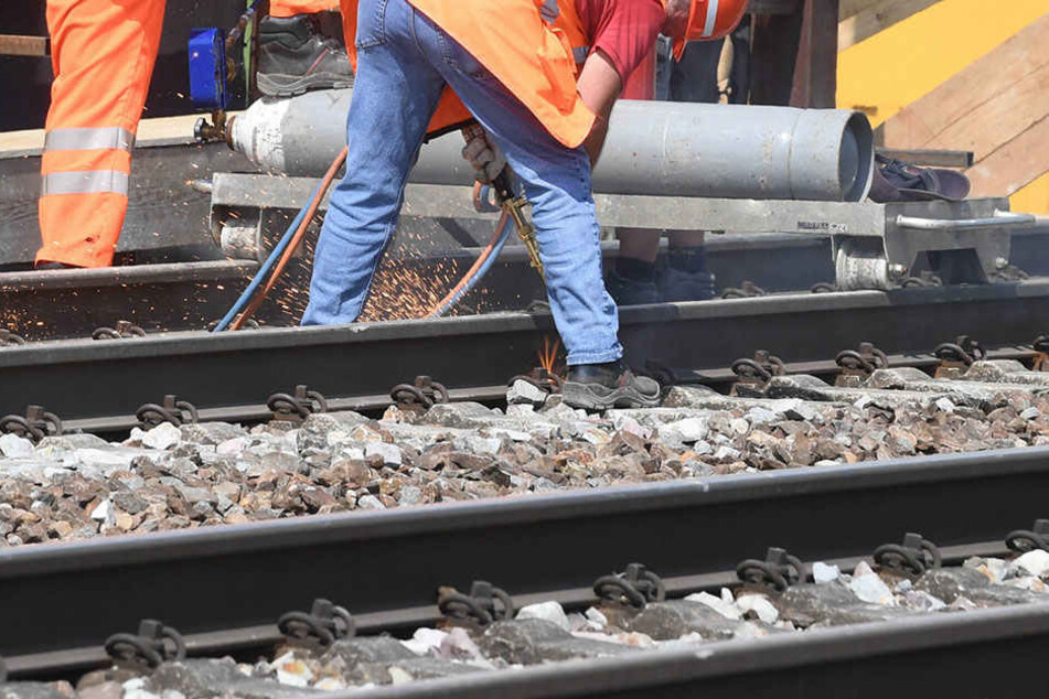 Beim Absichern einer Baustelle wurde ein 65-Jähriger am Samstag von einem Zug erwischt.
