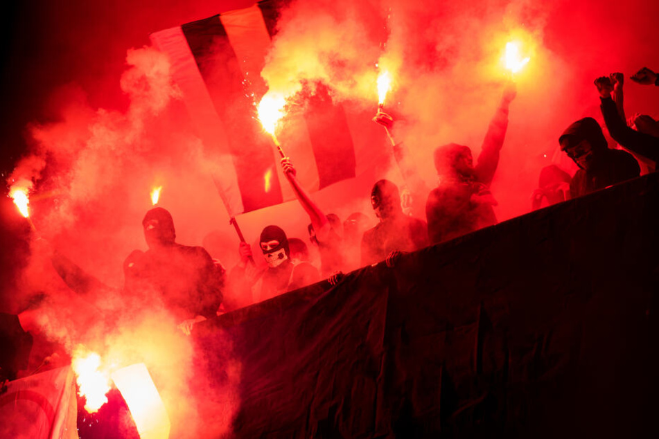 Neben den Ultras gelten Hooligans als einer der umstrittensten Subkultur-Gruppen im Fußball. (Symbolbild)