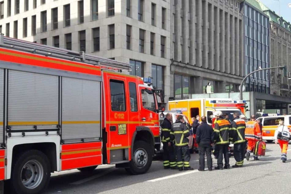 Die Rettungskräfte am Jungfernstieg in Hamburg. Dort hat ein Mann seine Ex-Frau und das gemeinsame Kind erstochen.