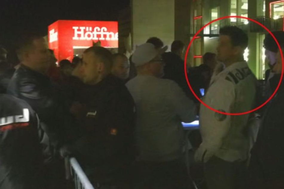 Der Main-Act, die DJ-Crew "Steroact", kam erst einmal gar nicht am Türsteher vorbei und musste draußen warten.