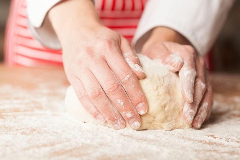 Nach dem Verkneten muss der Teig an einem warmen Platz ruhen.