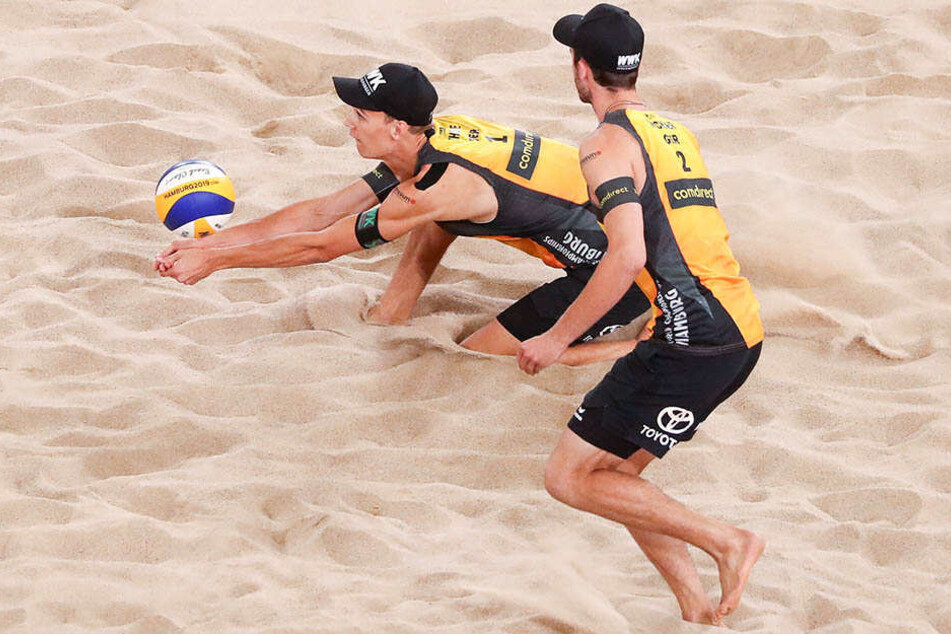 Die letzte von bisher vier deutschen Männer-Medaillen bei einer Beach-WM gab es vor sechs Jahren. Nun haben die gefeierten Beachboys Thole (l.) und Wickler in Hamburg Silber schon sicher.