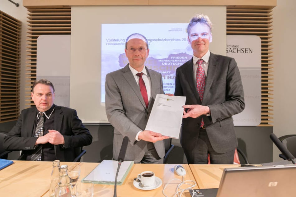 Innenminister Markus Ulbig (53, CDU) und Verfassungsschutz-Chef Gordian Meyer-Plath (48) stellten am Dienstag den neuen Bericht vor.