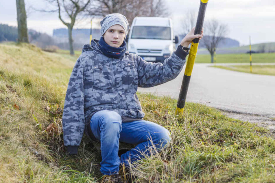Jonathan (14) an der Unfallstraße in Jahnsdorf. Er würde seinem Helfer gerne Danke sagen.