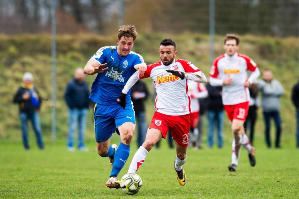 Im Zweikampf: Jenas Kevin Pannewitz (li.) gegen Albion Vrenezi.