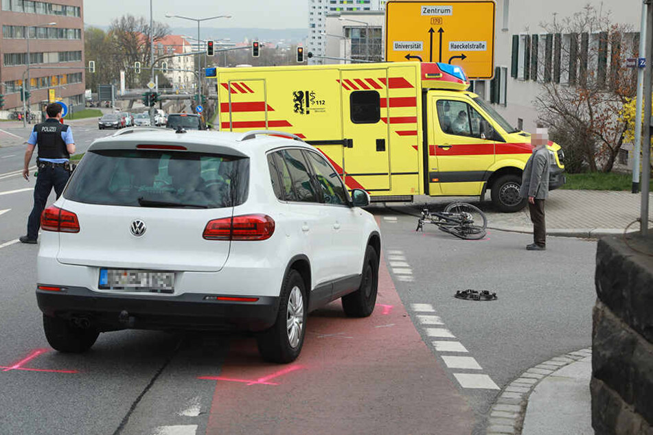 Beim Abbiegen übersah der VW-Fahrer scheinbar den Fahrradfahrer.