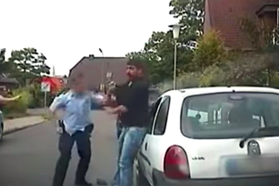 Bei einer Kontrolle prügelte der Polizist plötzlich auf den Mann ein, der sich - wie auf den Aufnahmen zu sehen ist - nicht wehrte.