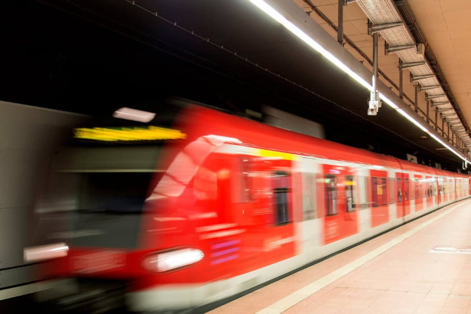Der Flughafen soll aber weiterhin mit öffentlichen Verkehrsmitteln erreichbar sein. (Symbolbild)