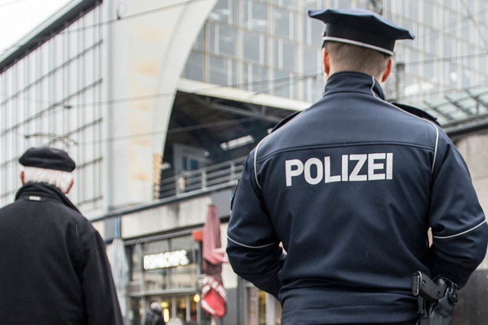 Mithilfe von Zettel und Stift und überwand der beherzte Polizist die Sprachbarriere zwischen sich und dem kleinen Mädchen. (Symbolbild)