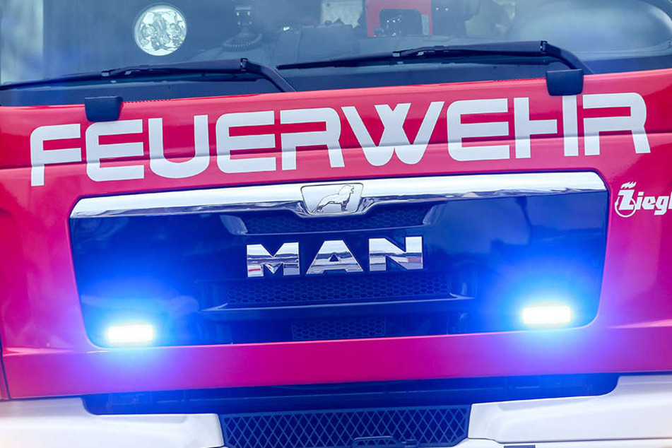 Die Feuerwehr musste neben dem Haus auch ein entflammtes Auto löschen (Symbolbild).