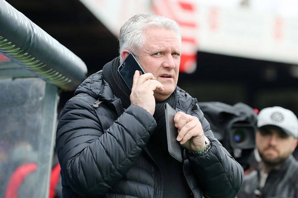 Telefonierend ist Sportdirektor
Stephan Beutel oft zu sehen.
Nur scheinen die Gespräche
mit Blick auf
die neue Saison
nichts zu bringen