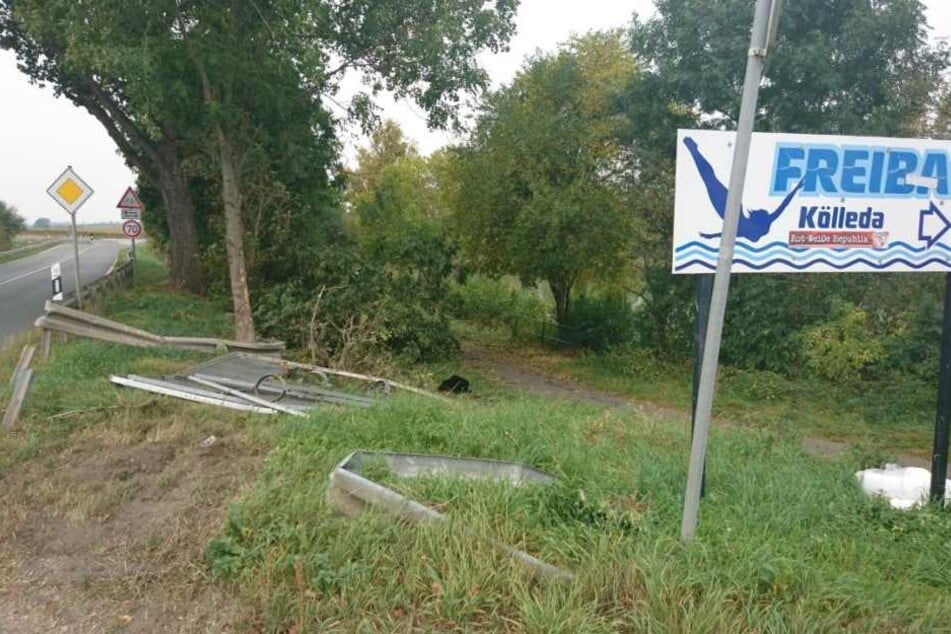 Das Auto kam von der Straße ab und durchbrach die Leitplanke.