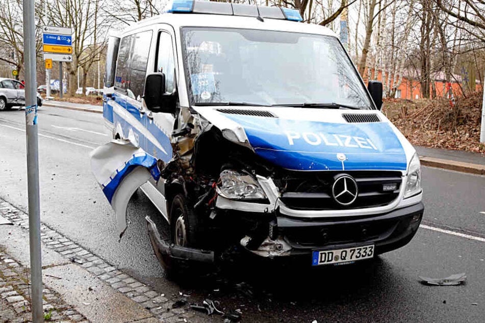 Bei dem Zusammenstoß wurden auch vier Polizisten verletzt.