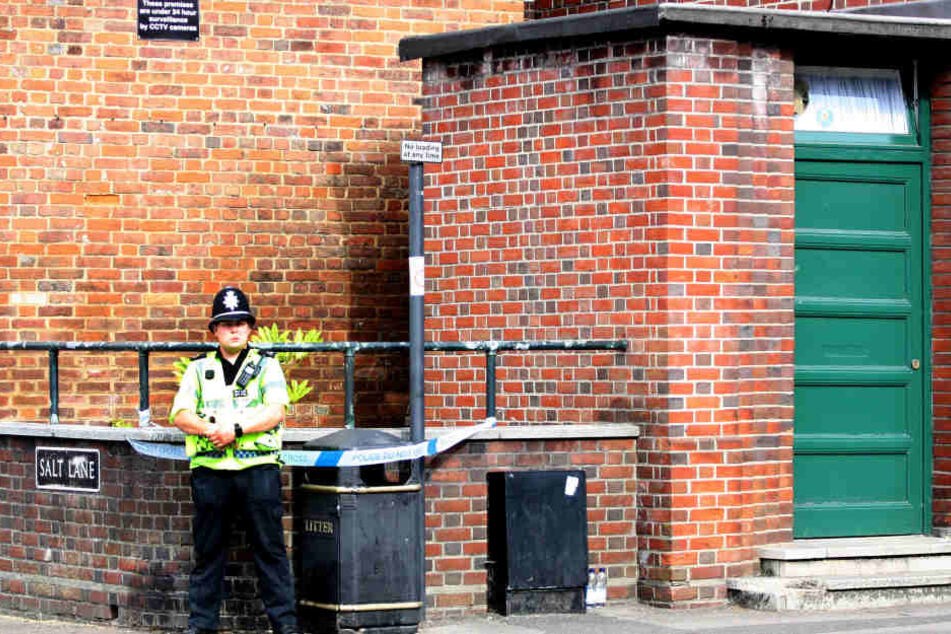 Ein Polizist steht vor dem John Baker House, wo Ermittlungen stattfinden, nachdem ein Pärchen in einem Nachbarort, Amesbury, dem Kampfstoff Nowitschok ausgesetzt wurden.