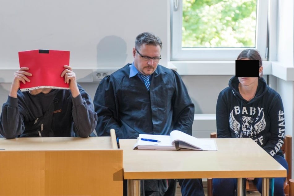 Die Angeklagten Lars S. (34, li.) und Yvonne H. (34, re.).