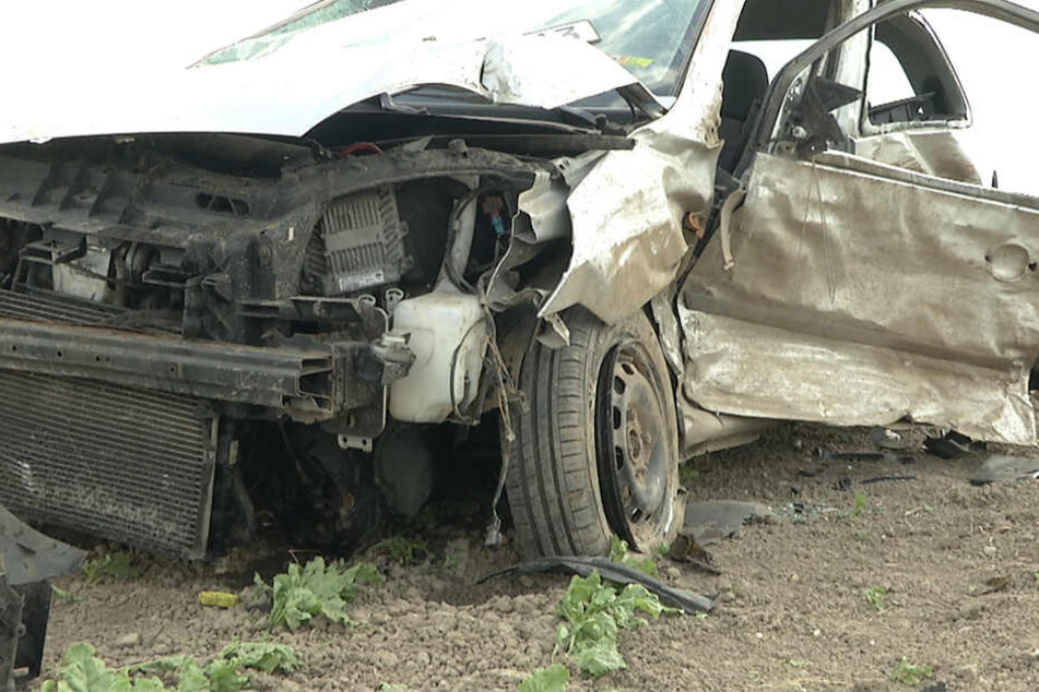 Der Wagen der Pkw-Fahrerin überschlug sich und blieb auf dem Feld liegen. Sowohl sie als auch der Transporter-Fahrer mussten schwerverletzt ins Krankenhaus gebracht werden.