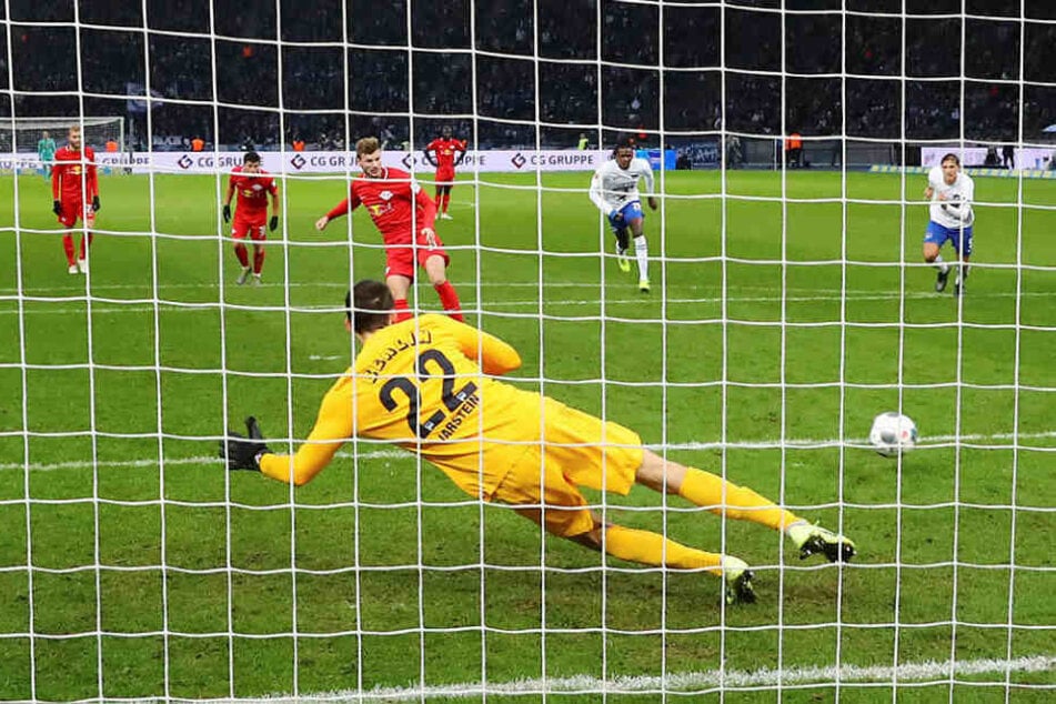 Vom Elfmeterpunkt blieb Timo Werner souverän, verwandelte ins rechte Torwarteck zum 1:1. Rune Jarstein sprang nach links.
