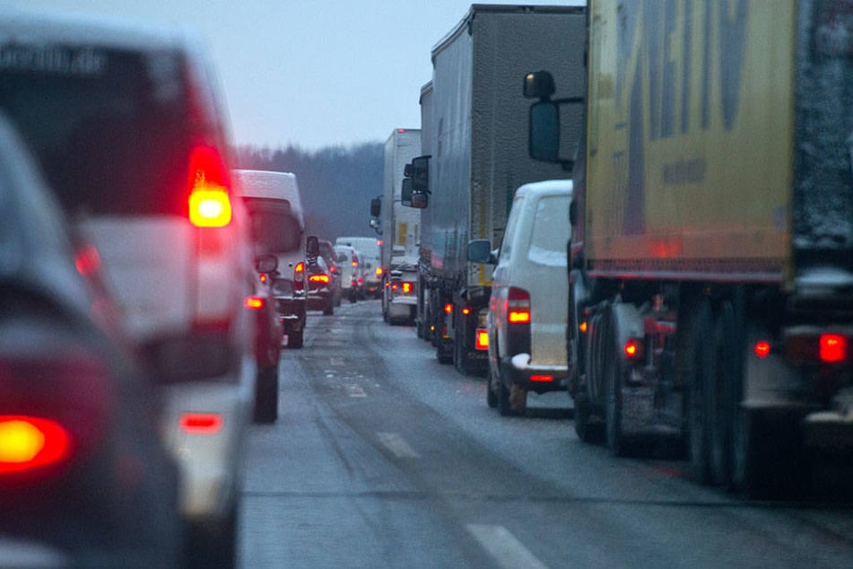 Auf der A 11 staute sich der Verkehr durch die vielen Autounfälle. (Symbolbild)