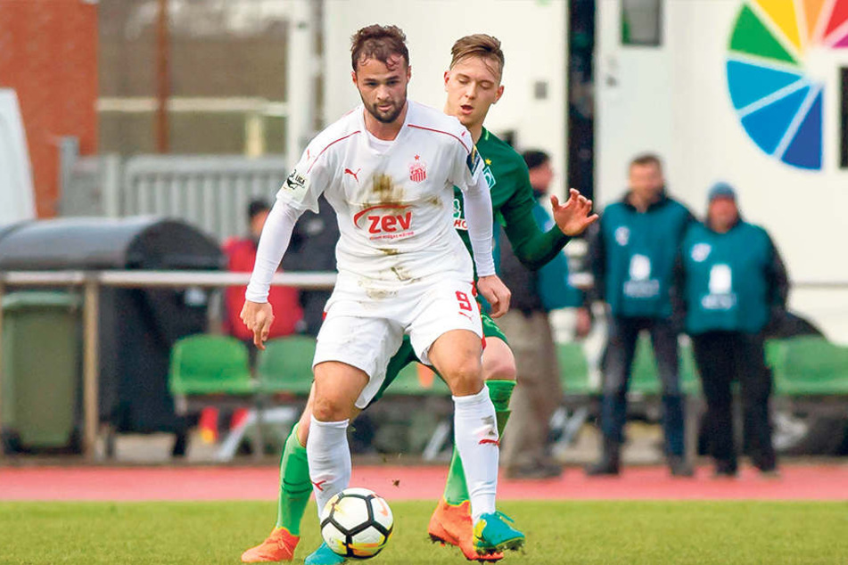 Fabian Eisele sichert den Ball vorm Bremer Jannes Vollert.