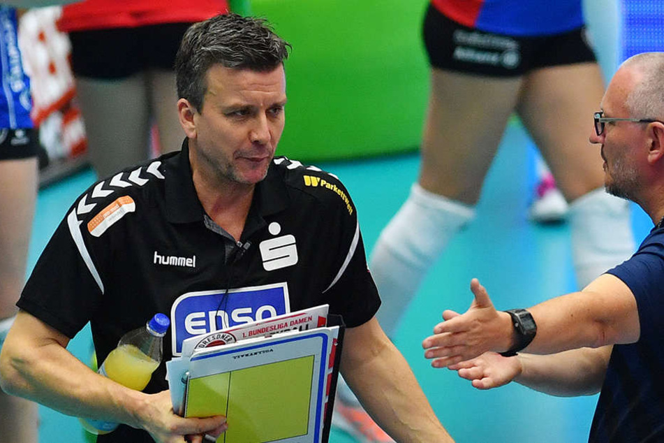Emotionen pur beim Fünf-Satz-Krimi gegen Allianz. DSC-Chefcoach Alex Waibl (l.) diskutiert mit dem Schiedsrichter.