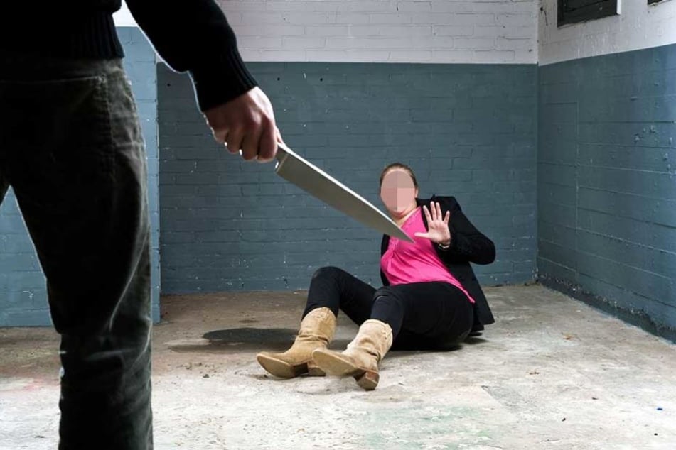Der Mann soll mehrfach mit einem Messer auf seine Frau eingestochen haben.