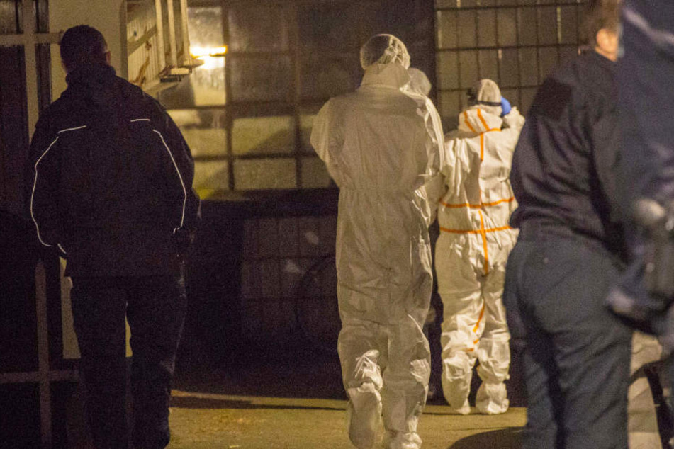 Ermittler sichern Spuren am Tatort.