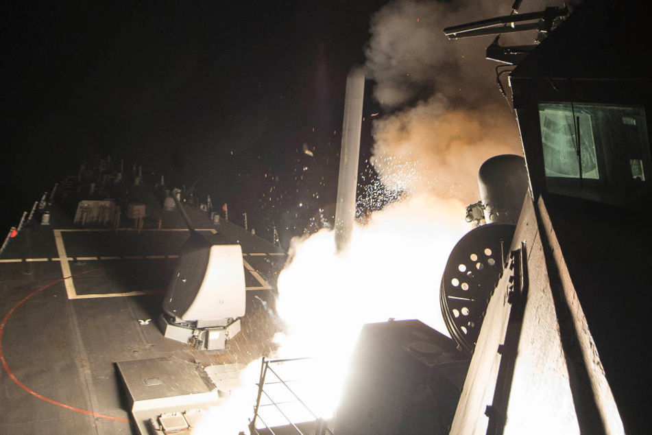 Am Freitag griff die USA einen Luftwaffenstützpunkt in Syrien an.