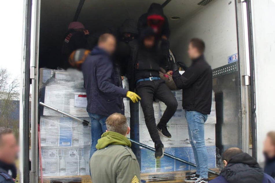 Die Vier wollen nun Asyl in Deutschland. (Symbolbild)