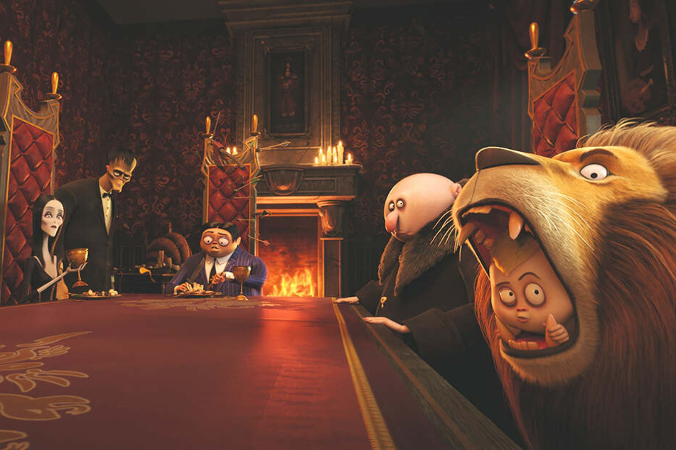 Die Addams Family in ihrem geräumigen Speisezimmer.