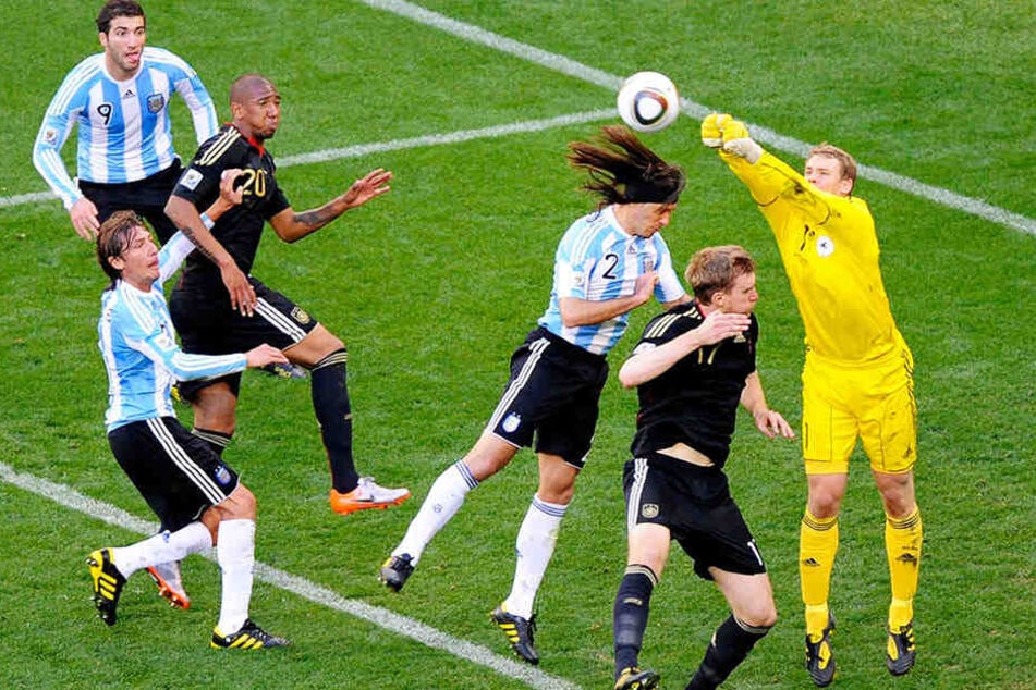 Manuel Neuer (r.) pariert bei der WM 2010 im Viertelfinale gegen Argentinien (4:0) einen Ball in der ihm eigenen Art.
