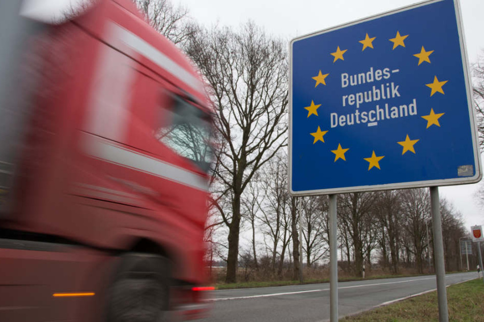 Mit einem Lkw kamen die Männer über die Grenze. (Symbolbild)