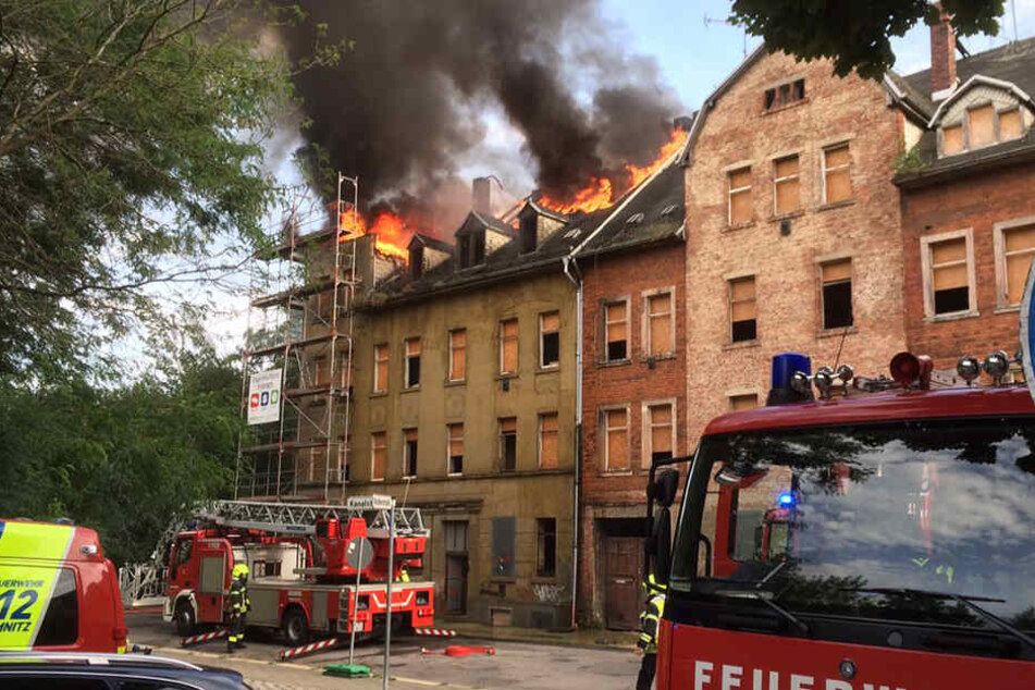 In Chemnitz steht in der Kanalstraße ein Haus in Flammen.