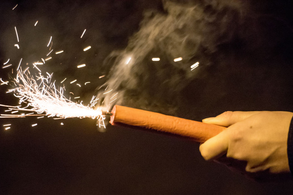 Beim Anzünden eines zuvor nicht gezündeten Feuerwerkskörpers hat ein 19-jähriger Flüchtling frei Fingerkuppen verloren. (Symbolbild)
