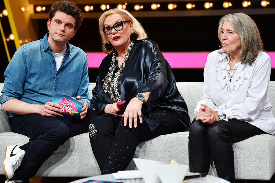 Lutz van der Horst im Gespräch mit Sophias guter Freundin und Seelenverwandten Lilo von Kiesewetter (M.) und Michael Wendlers Schwiegermutter Waltraud.