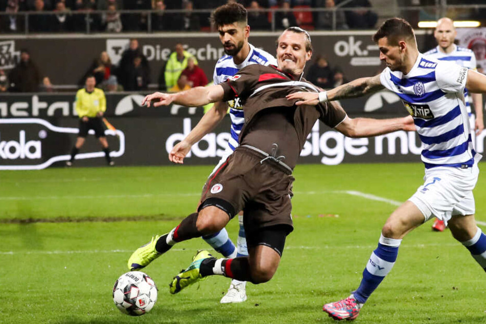 Fußball-Gott Alex Meier versucht es im Strafraum der Duisburger.