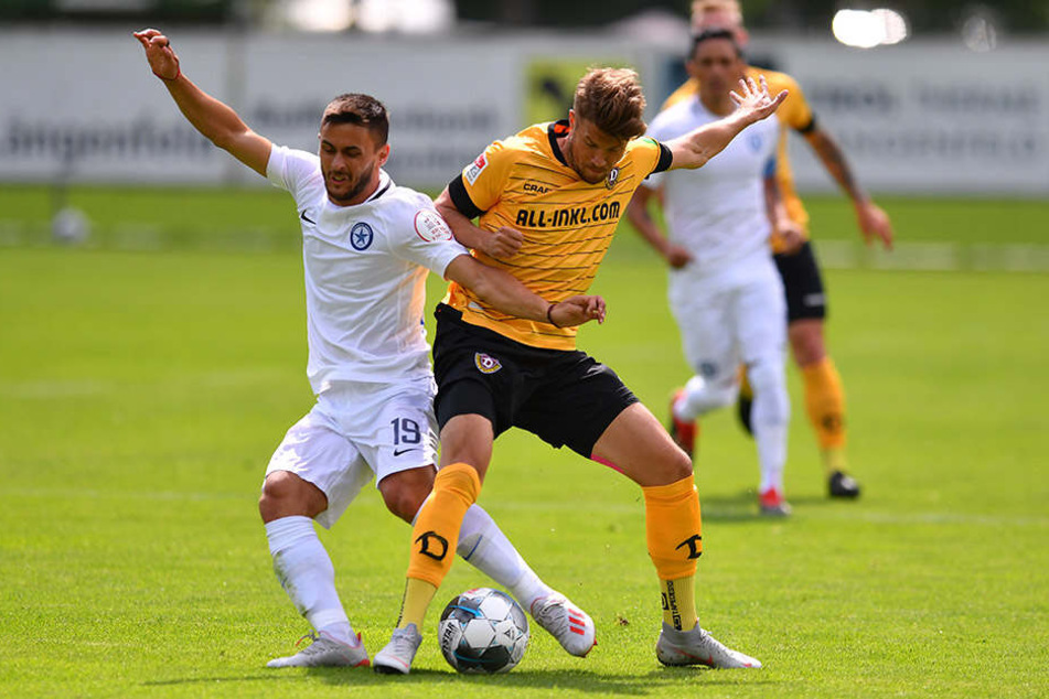 Dynamos Patrick Möschl im Zweikampf um den Ball mit Kiriakos Kivrakidis von Atromitos Athen.