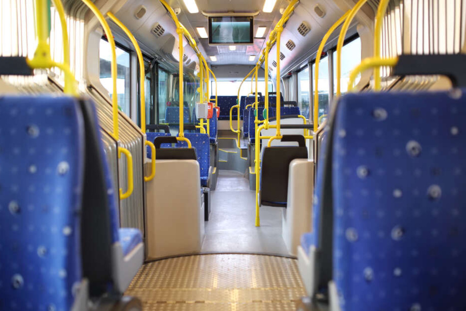 Ein Busfahrer in Mönchengladbach wurde am Samstagabend bedroht, weil nicht die hintere Tür geöffnet hatte. Laut Regel müssen Fahrgäste vorne einsteigen.