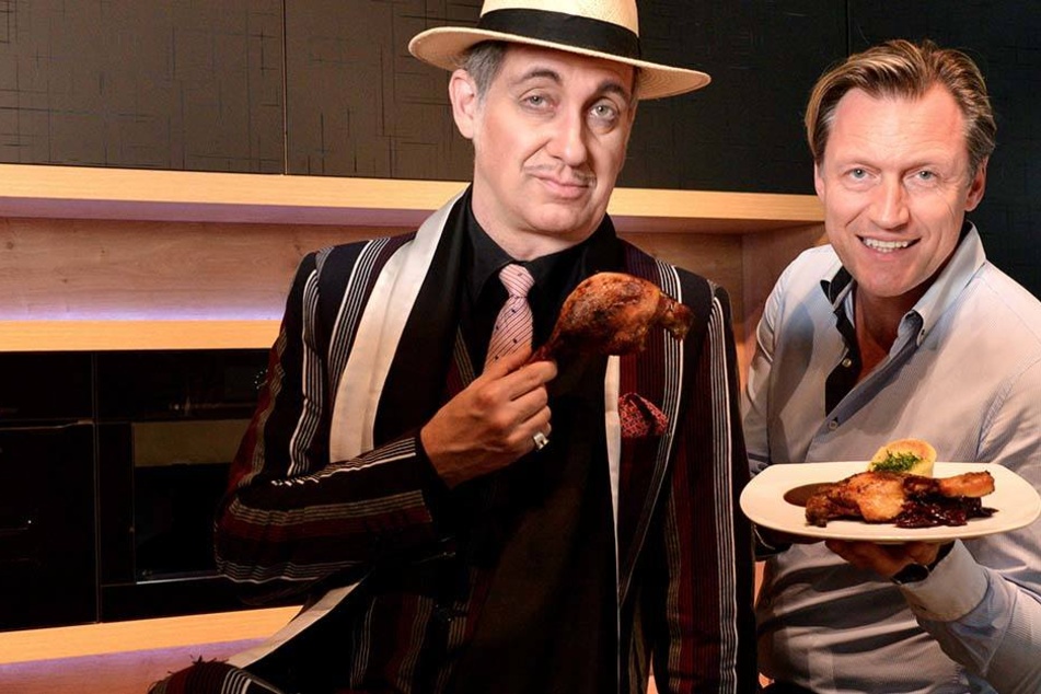 "Mafia Mia"-Pate Bert Callenbach (48, l.) und Show-Veranstalter Mirco Meinel (45) lassen sich die Entenkeule schmecken.