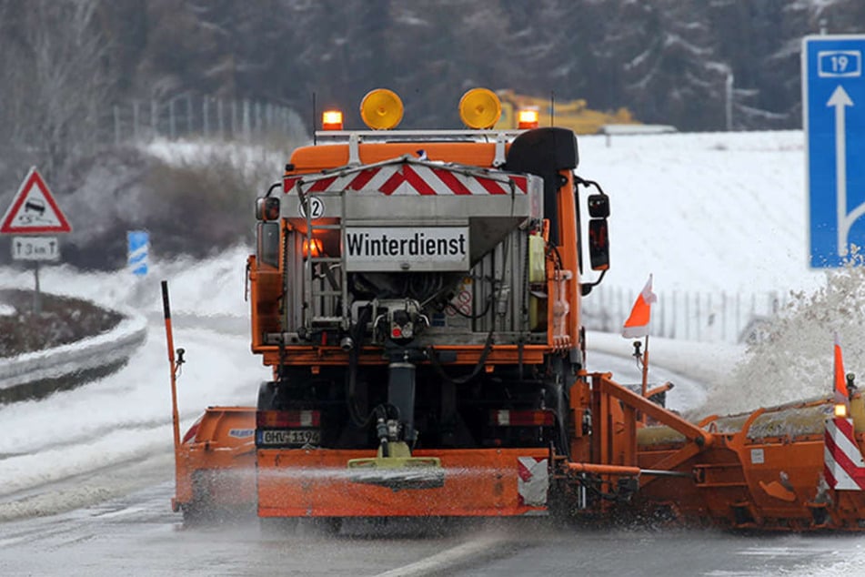 Der Winterdienst hat alle Hände voll zu tun, um die Straßen befahrbar zu machen. (Symbolbild)