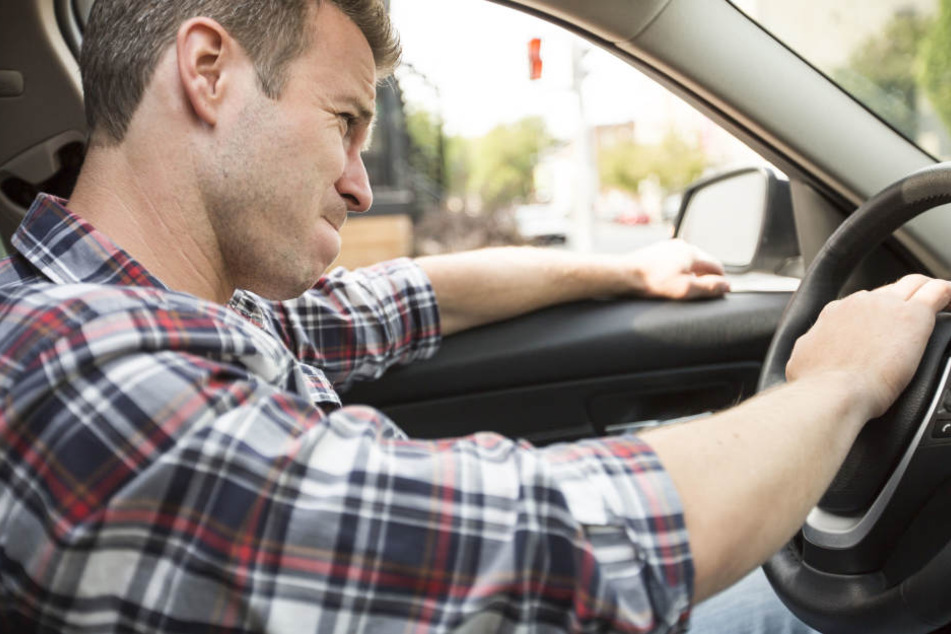 Der aggressive Fahrer hatte sie bedrängt und mit einer Vollbremsung zum Stillstand gezwungen (Symbolbild).