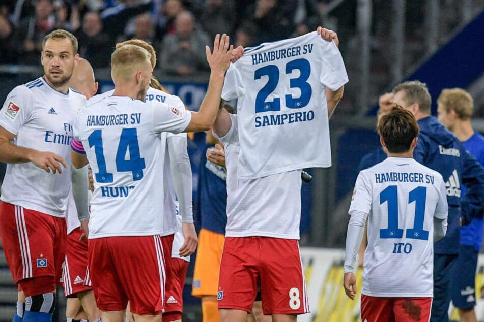 Die Spieler des HSV feiern einen Treffer auf dem Spielfeld. (Archivbild)