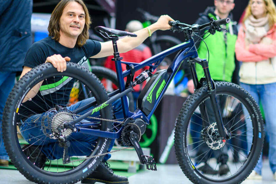 Leicht, aber nicht billig: Udo Stein zeigt das knapp 20 Kilogramm schwere Mountainbike-Pedelec, erhältlich in seinem Geschäft "Stein-Bikes".